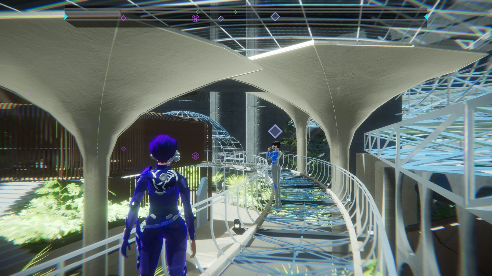 Watcher, de espaldas y vestida de azul, camina por una pasarela curva bajo columnas blancas en forma de copa, entre plantas