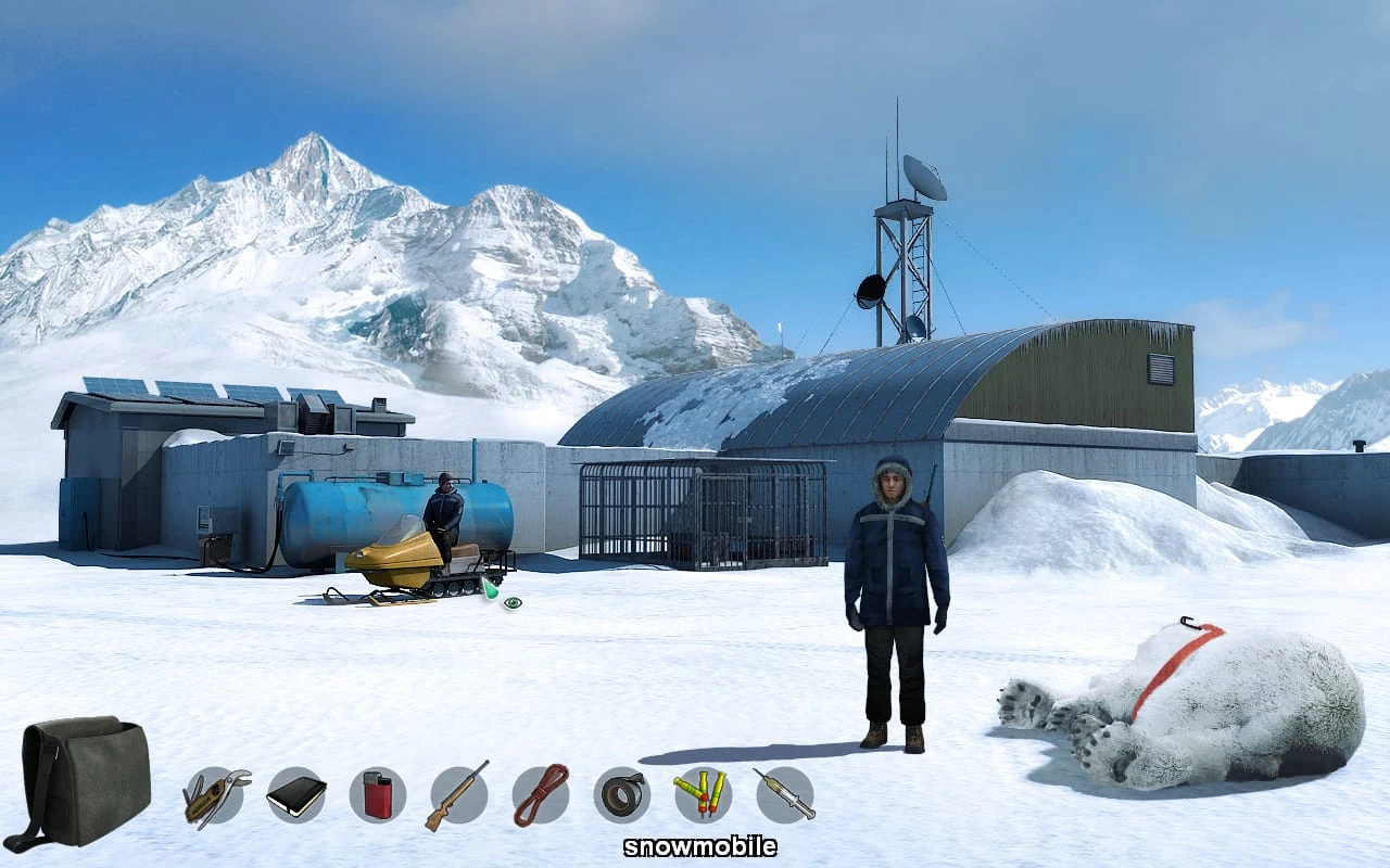 Rune, con anorak azul, frente a la estación Alpha Polaris entre montañas nevadas, con un oso polar tendido en la nieve