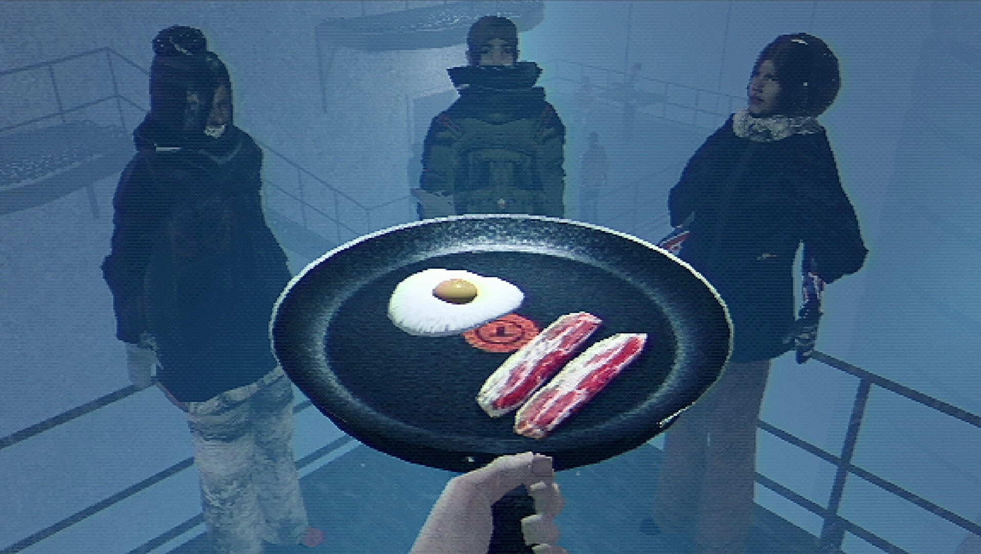 Una mano sostiene una sartén con un huevo frito, dos lonchas de bacon y una rodaja de embutido, ante tres vecinos abrigados en una pasarela con niebla