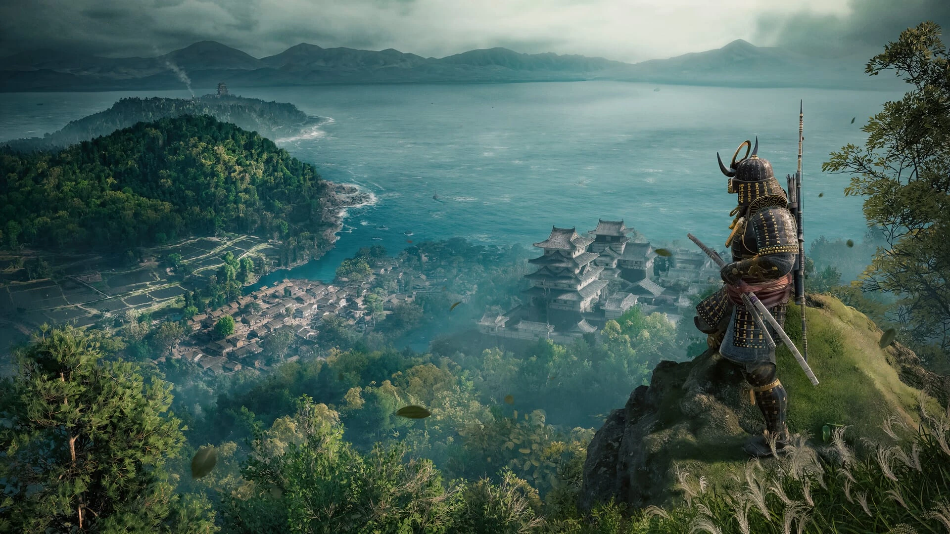 Yasuke, con armadura y casco de cuernos, mira desde un risco un castillo y un pueblo junto a una bahía rodeada de montañas