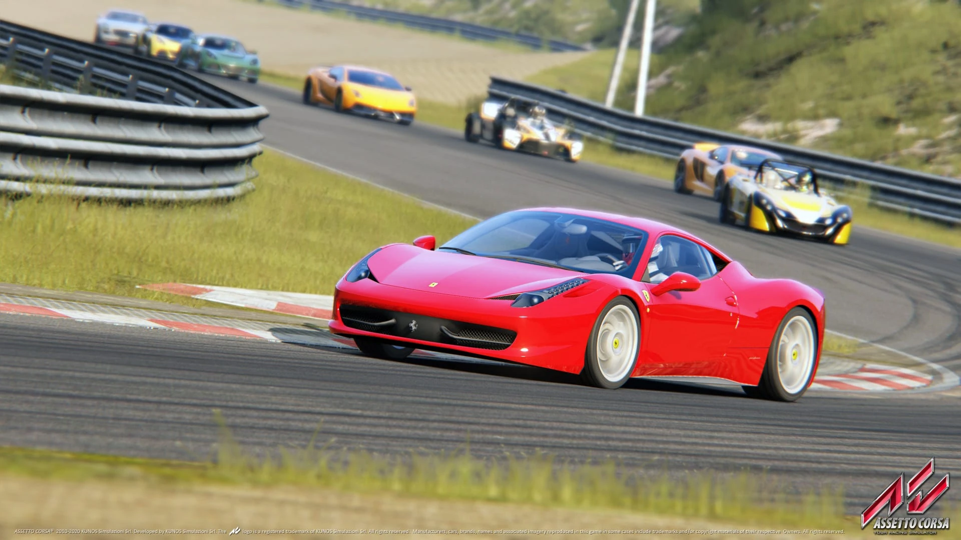 Un Ferrari rojo en una curva de circuito, seguido de varios coches de competición abiertos y de un deportivo naranja