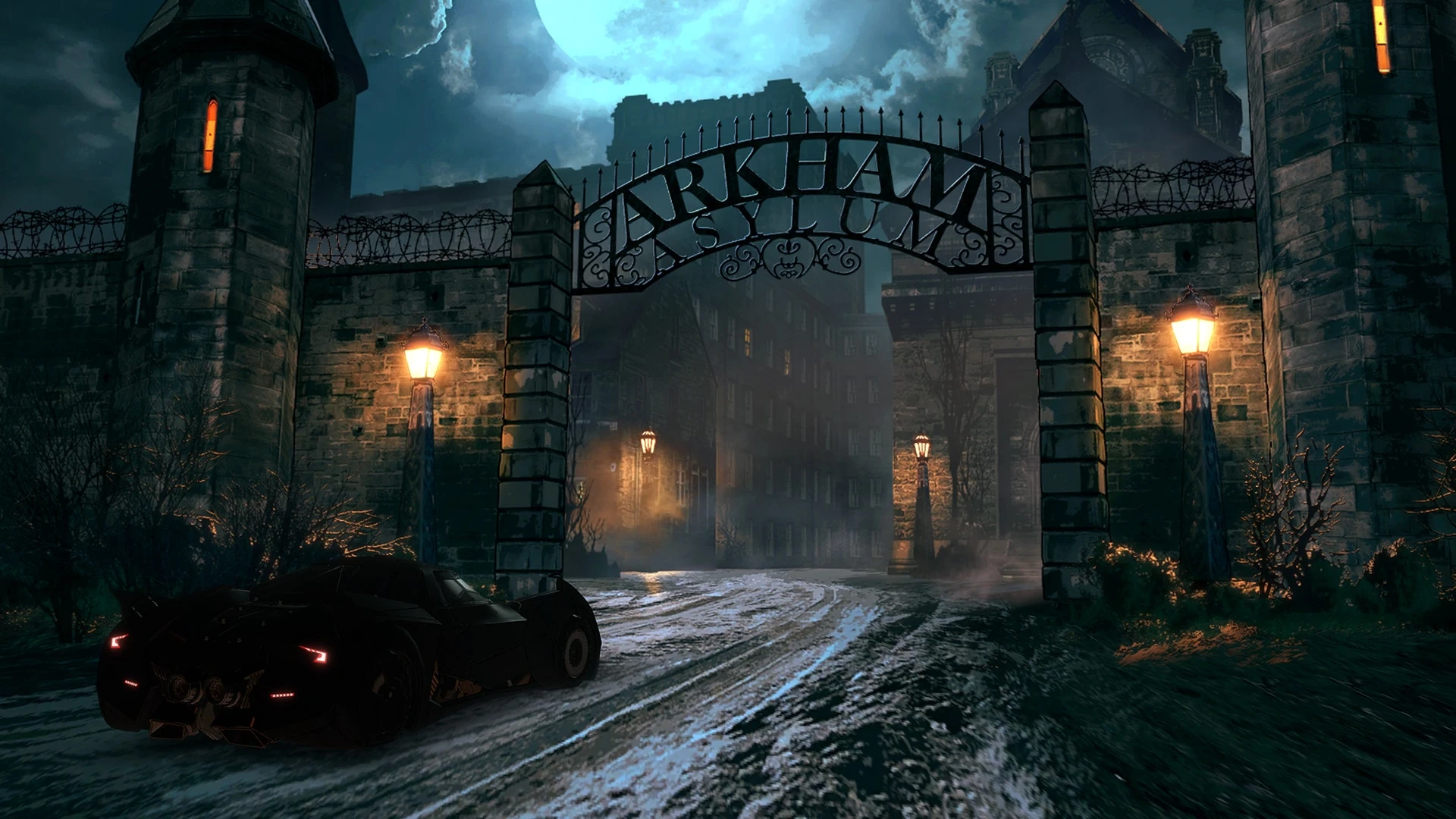 La verja del Asilo Arkham de noche, con el batmóvil aparcado en el camino mojado