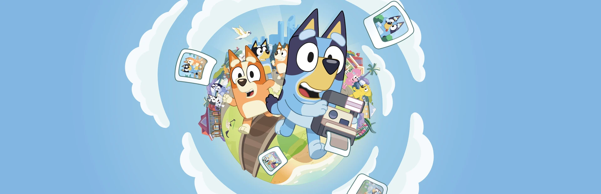 Bluey, con una cámara instantánea, y Bingo corren sobre un pequeño planeta con su casa y la ciudad, rodeadas de fotos que vuelan