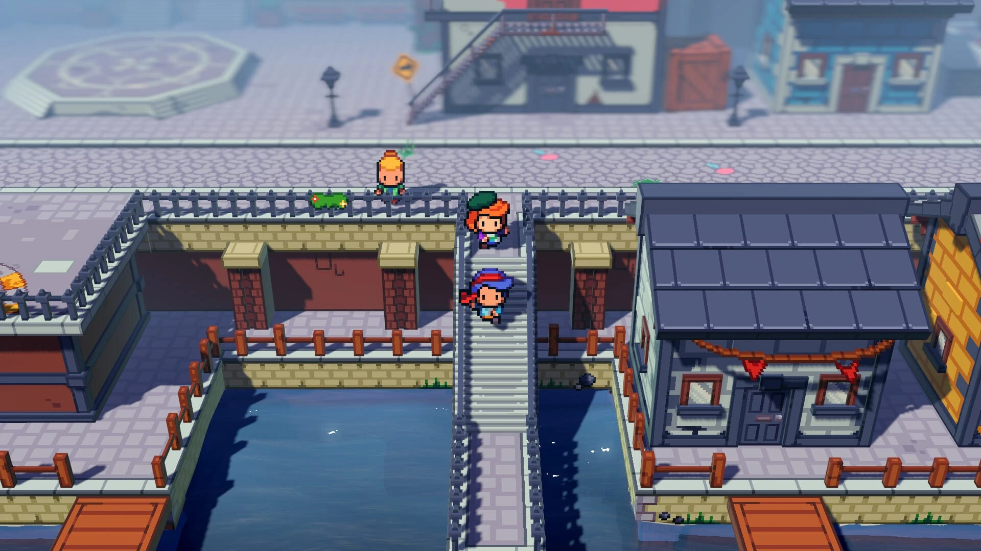 Tres personajes en pixel art bajan una escalera de piedra hacia un canal, entre casas de tejado azul, en un pueblo costero