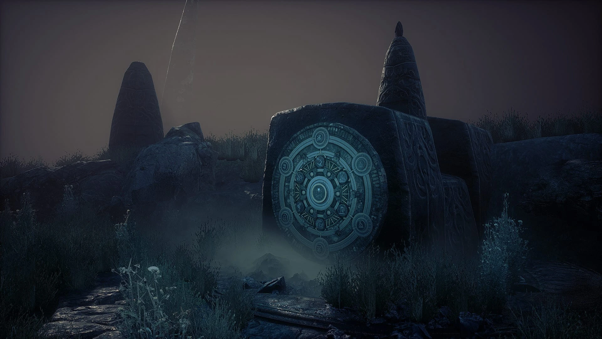 Un gran bloque de piedra con un círculo de símbolos grabado, entre la hierba y la niebla, con dos menhires al fondo