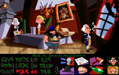 Hoagie, con gorra al revés y camiseta negra, en una sala colonial con Washington, Jefferson y Hancock; abajo, los verbos de SCUMM, el inventario y los retratos 