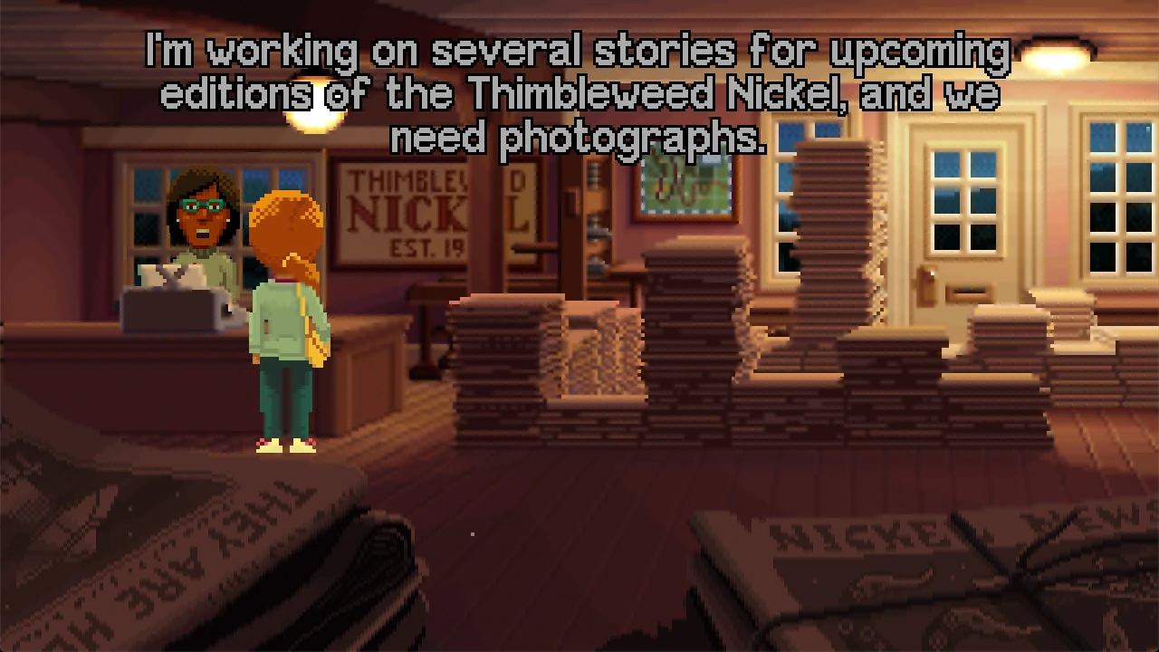 Delores apunta con una cámara réflex a un rincón de Thimbleweed Park, con el menú de acciones a la derecha