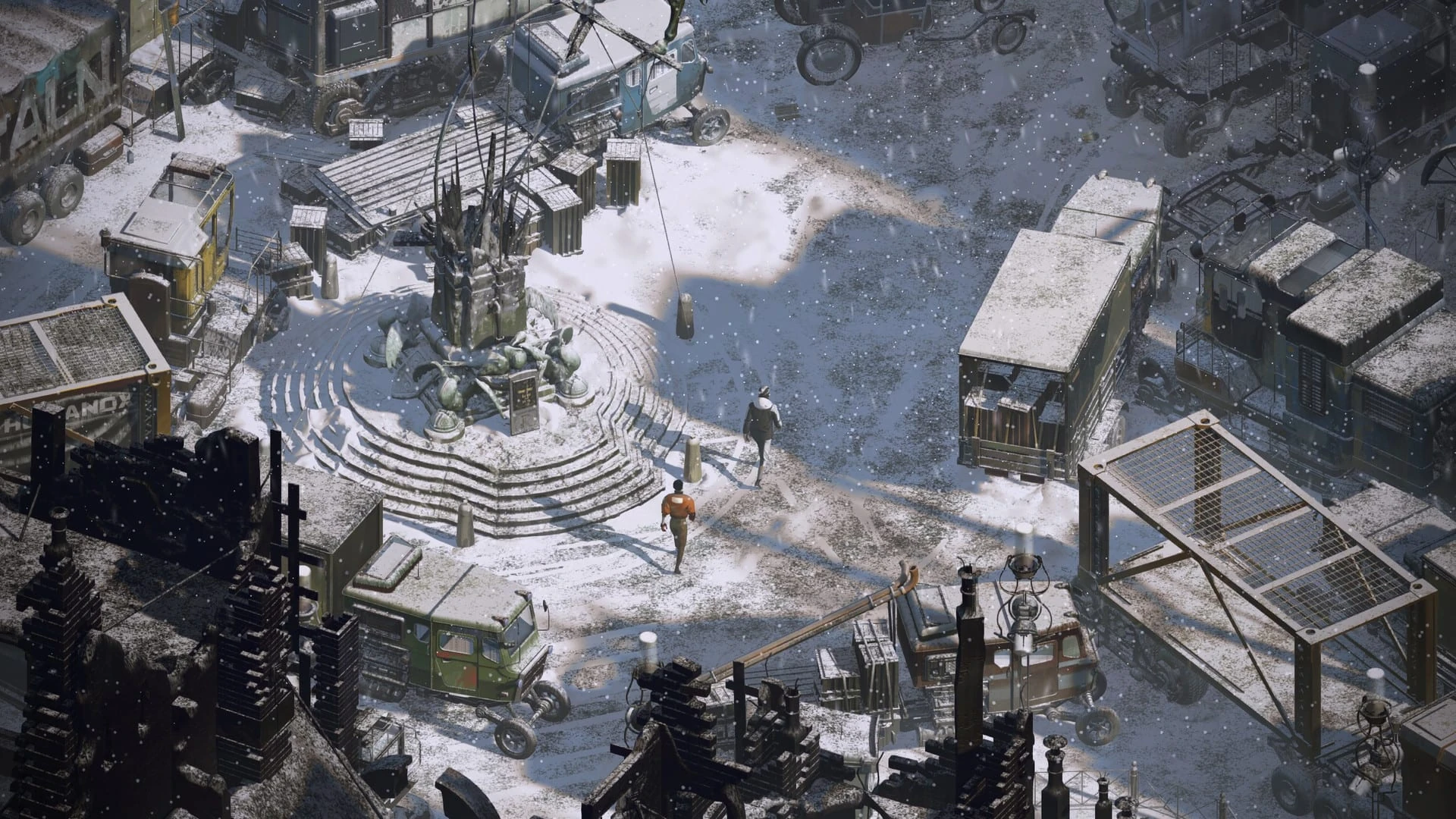 Plaza nevada vista desde arriba, con un monumento de hierro retorcido en el centro y dos figuras caminando sobre la nieve