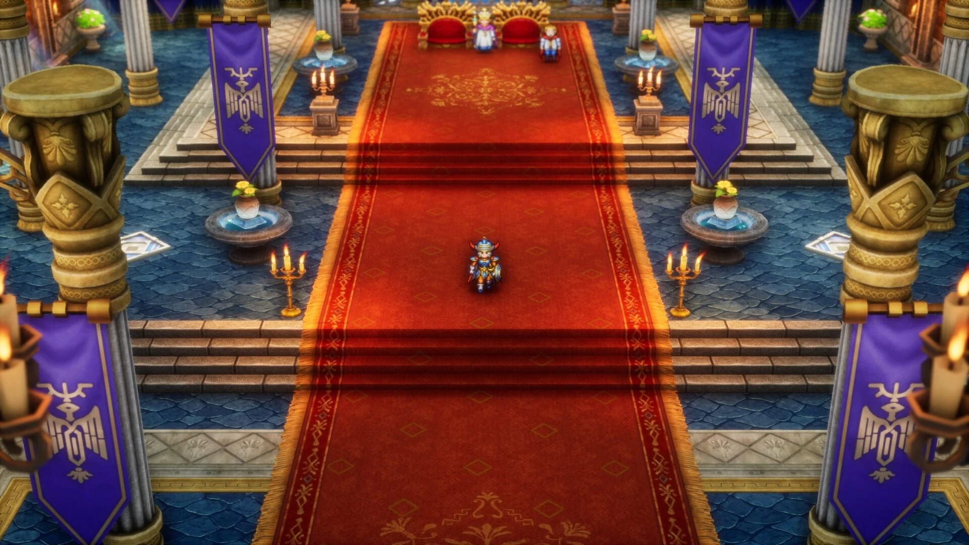 Salón del trono visto desde lo alto, con una larga alfombra roja entre estandartes morados; el héroe, pequeño, camina hacia el rey