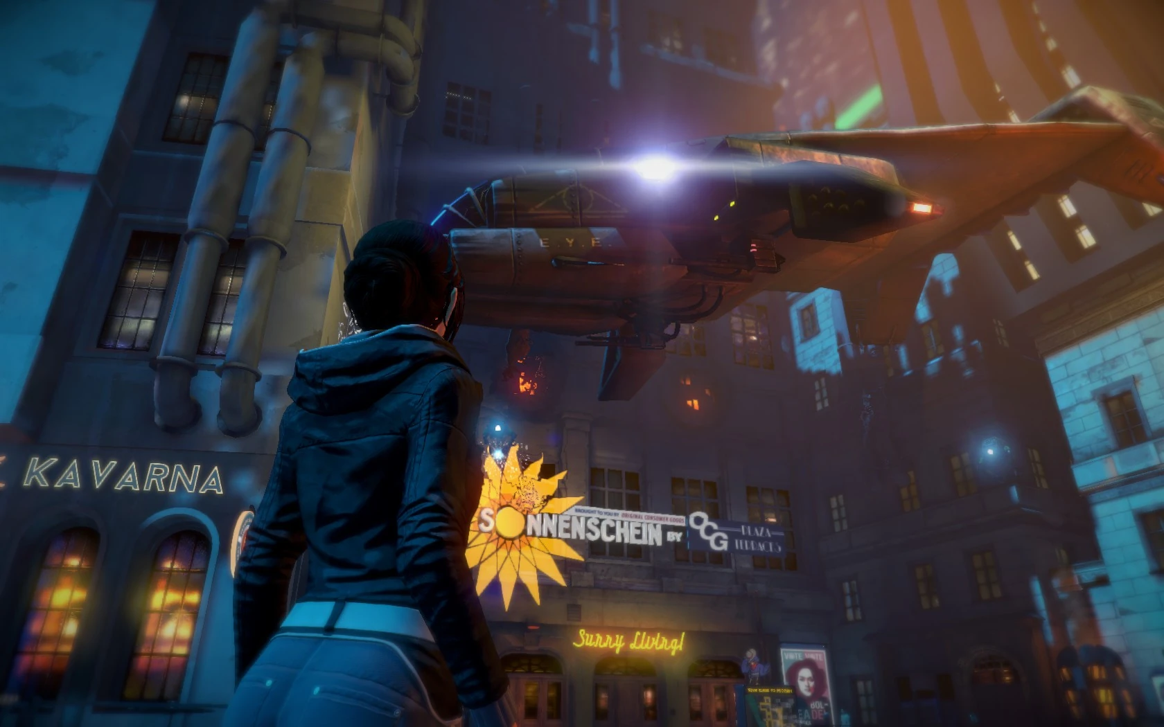 Zoë, de espaldas, en una plaza nocturna de Europolis; sobre los edificios, una nave con luces pasa junto a un rótulo con forma de sol