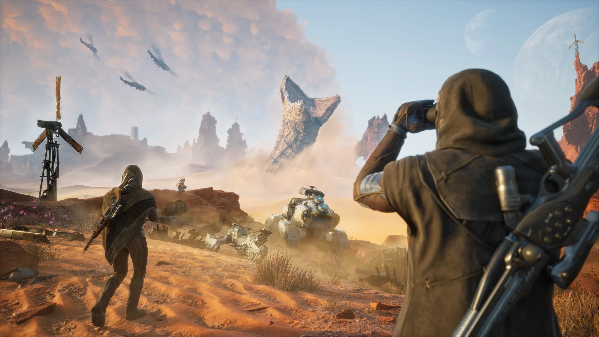 Dos personajes con rifles observan el desierto; al fondo, la aleta de un gusano asoma sobre la arena y tres ornitópteros cruzan el cielo