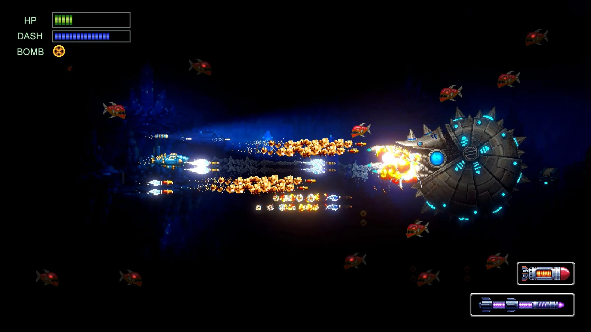 Un pequeño submarino dispara ráfagas de fuego contra una enorme esfera mecánica con pinchos y luces azules, en una caverna oscura rodeada de peces rojos