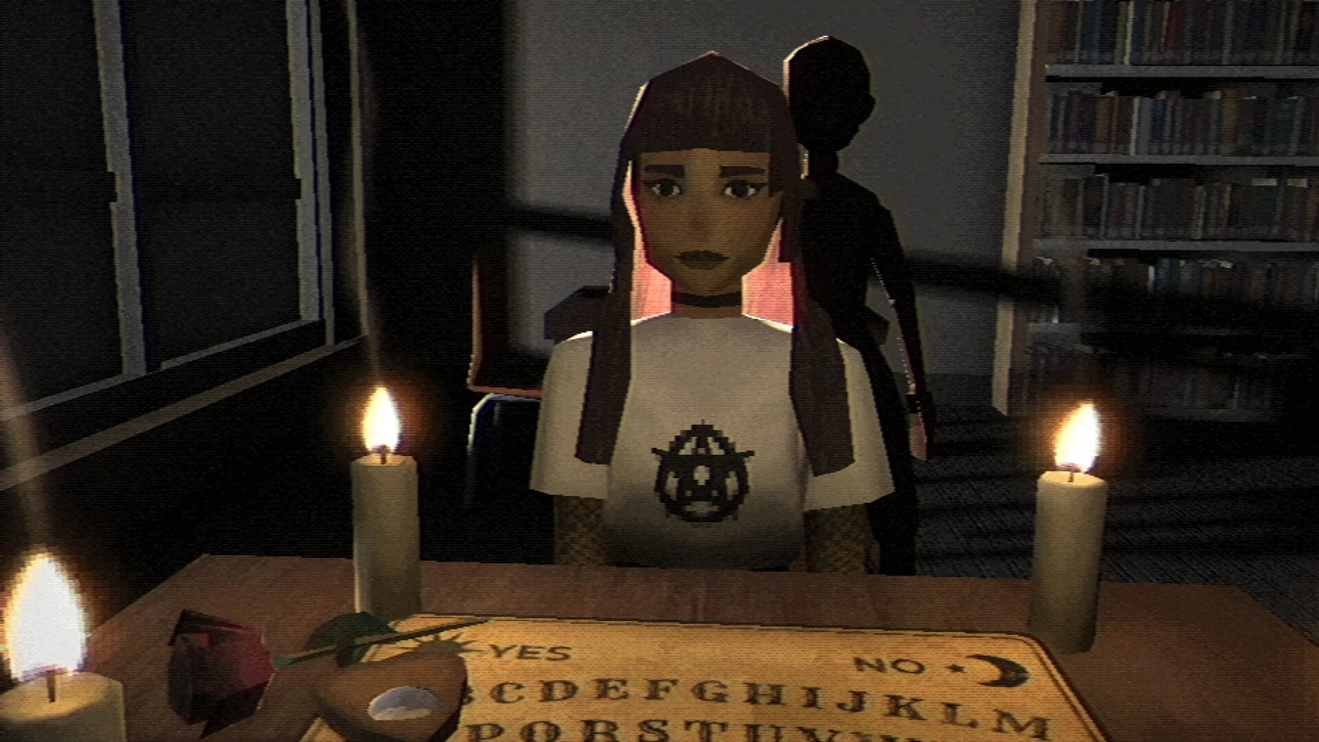Amy, con camiseta de un pentagrama, sentada ante una ouija entre dos velas en la biblioteca, con una sombra a su espalda