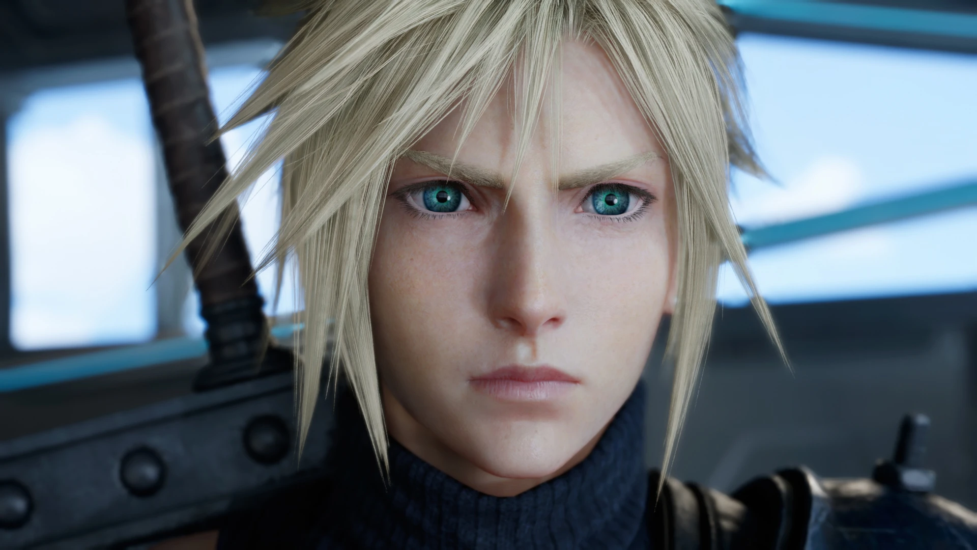 Primer plano de Cloud Strife, de pelo rubio en punta y ojos verdes, con la empuñadura de una espada enorme asomando sobre el hombro