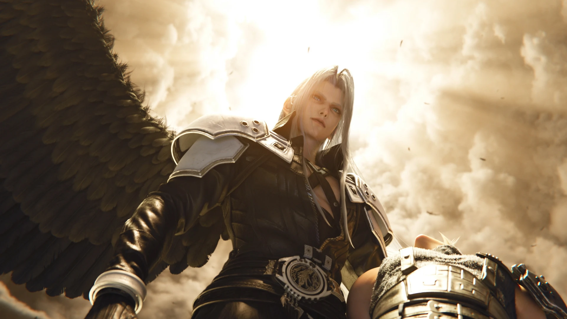 Sephiroth, de pelo largo y blanco y abrigo negro, desplegando un ala negra a contraluz sobre un cielo de nubes iluminadas