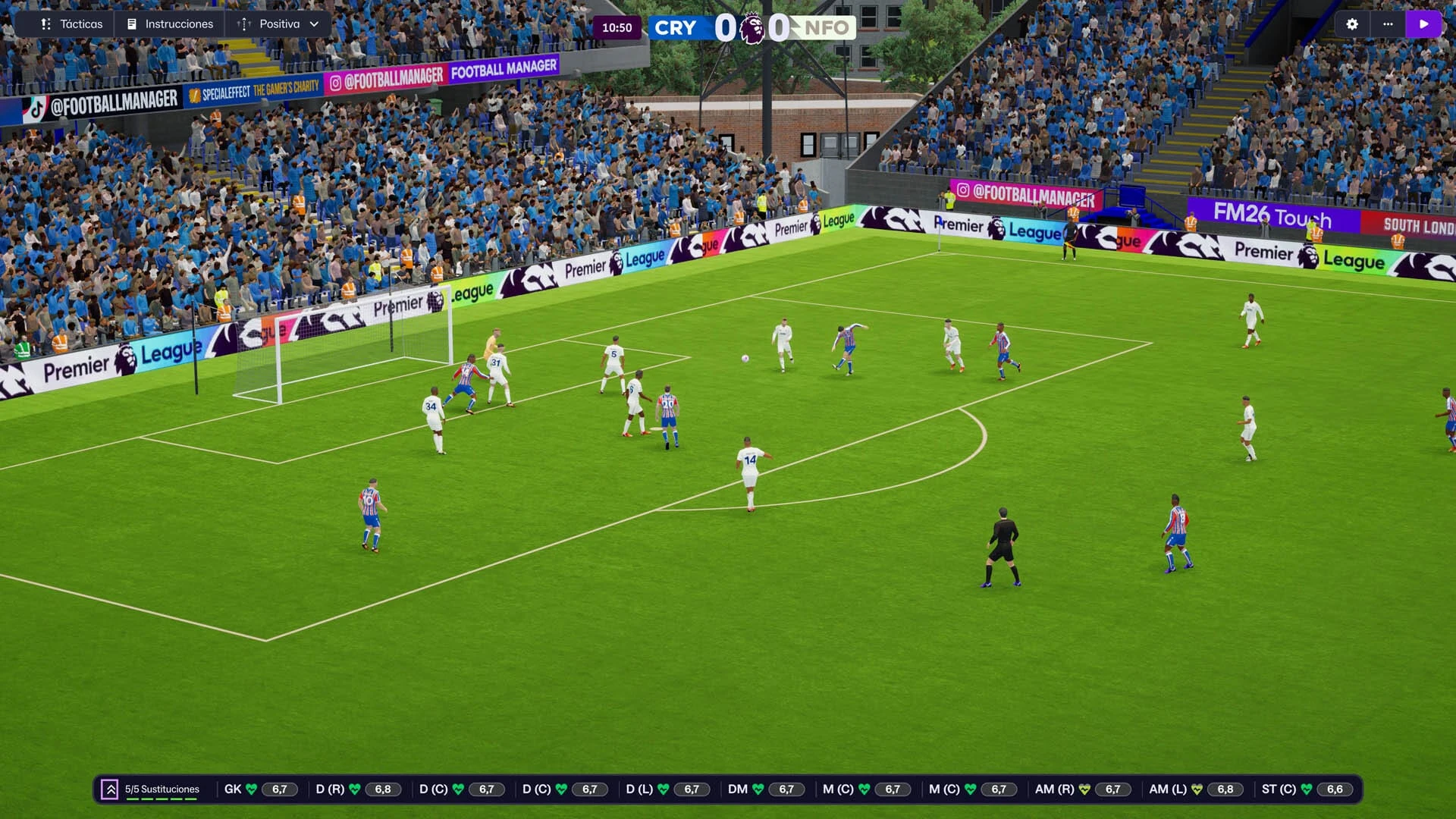 Partido del Crystal Palace contra el Nottingham Forest en 3D, visto desde la grada, con el marcador arriba y las notas de los jugadores abajo