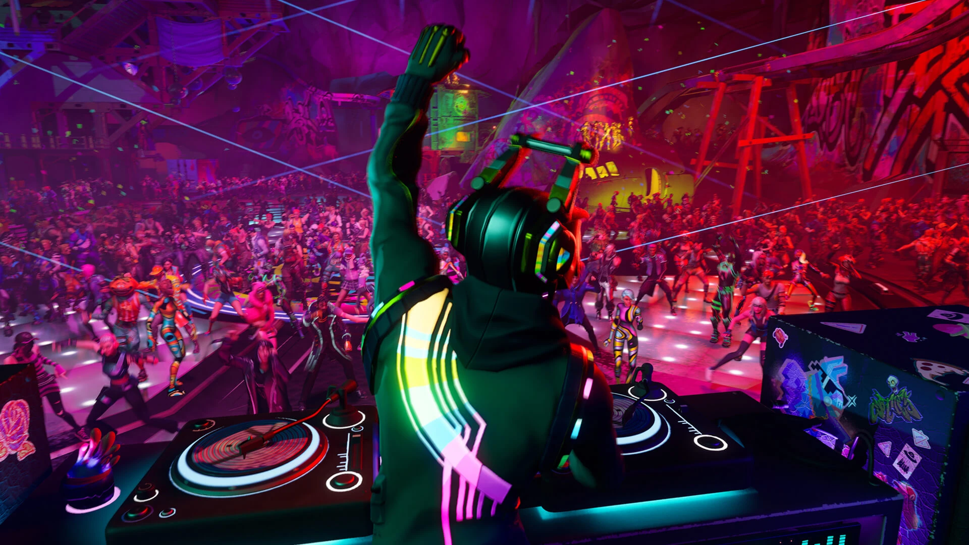 Un pinchadiscos con casco de neón levanta el brazo ante una multitud que baila bajo luces rojas