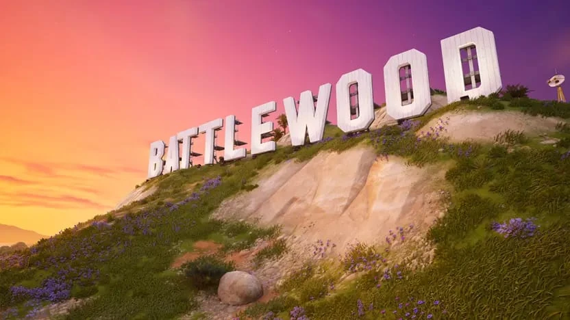 Un cartel de letras blancas con la palabra Battlewood en lo alto de una colina, al atardecer
