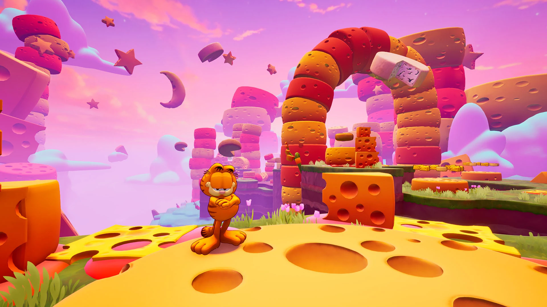 Garfield, de brazos cruzados, sobre una loma de queso ante un arco de ruedas de queso gigantes y un cielo rosa con estrellas y una luna
