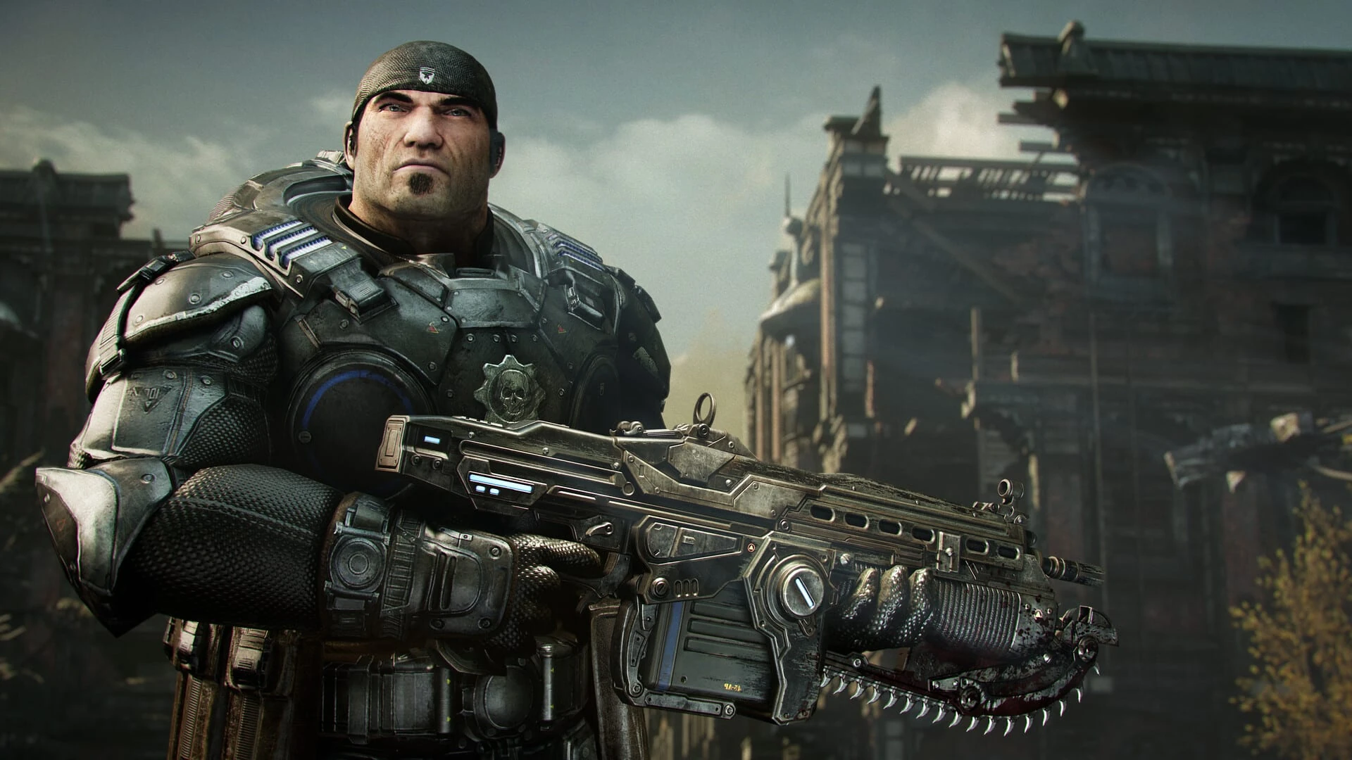 Marcus Fenix, con pañuelo en la cabeza y armadura, sostiene una Lancer con motosierra ante edificios en ruinas