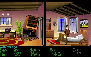 Pantalla partida: a la izquierda el estudio revuelto y a la derecha un dormitorio con Indy junto a la cama; abajo, la rejilla verde de verbos del motor SCUMM