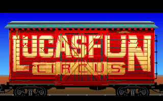 Vagón rojo de circo con las palabras LUCASFILM y CIRCUS pintadas en amarillo, sobre una vía en el desierto