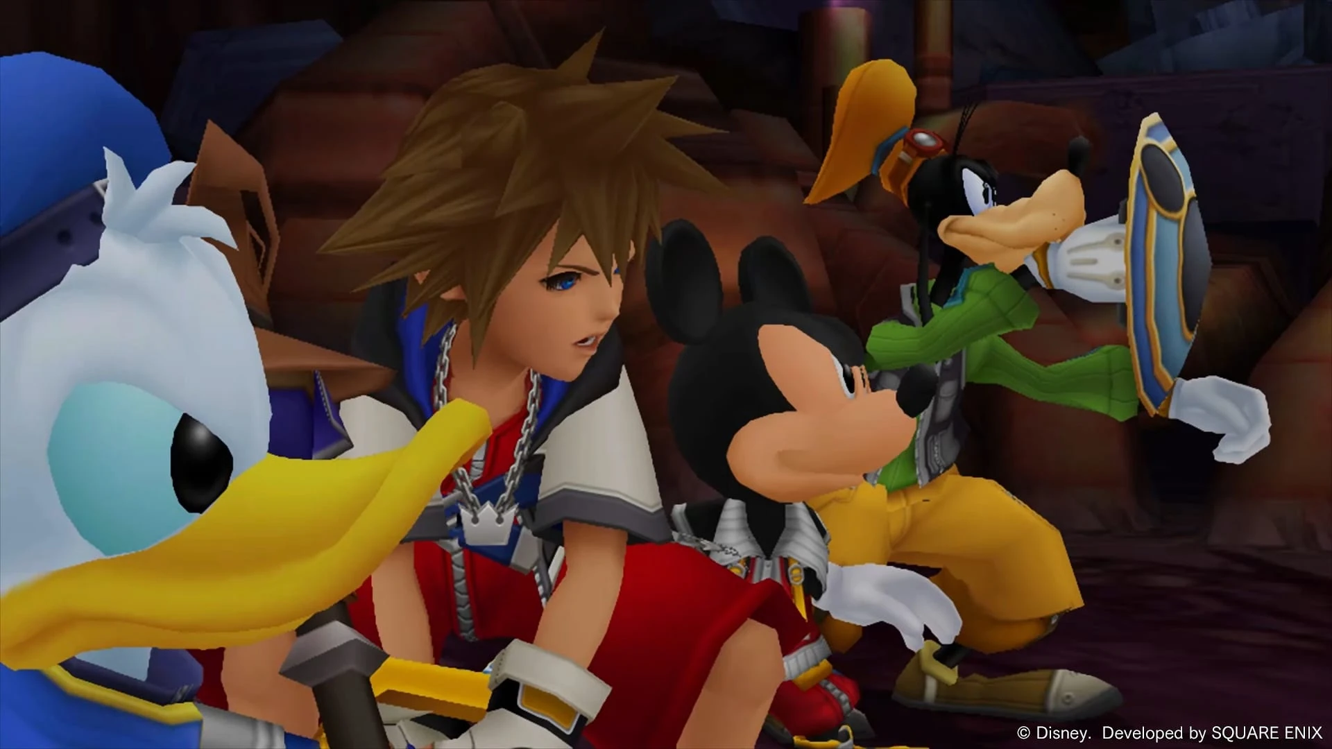 Sora, con la ropa roja del primer juego, en guardia junto a Donald, Mickey y Goofy, que se cubre con su escudo