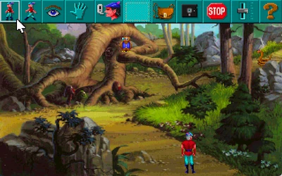 Graham de rojo y Cedric el búho en un claro de bosque; arriba, la barra de iconos de Sierra (andar, ojo, mano, hablar, alforja) con el cursor sobre el icono de 