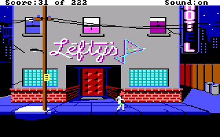 Larry Laffer, de traje blanco, ante el bar Lefty's de noche, con letrero rosa y copa de cóctel; arriba, la barra AGI con Score 31 of 222 y Sound on