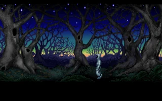 Bobbin, pequeño y centrado, entre troncos enormes con huecos oscuros, bajo un cielo nocturno verdoso