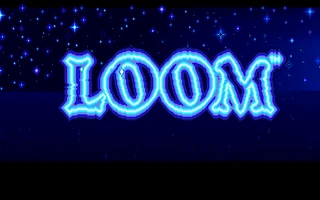El rótulo LOOM en letras azules luminosas sobre un cielo estrellado, en la pantalla de título del juego