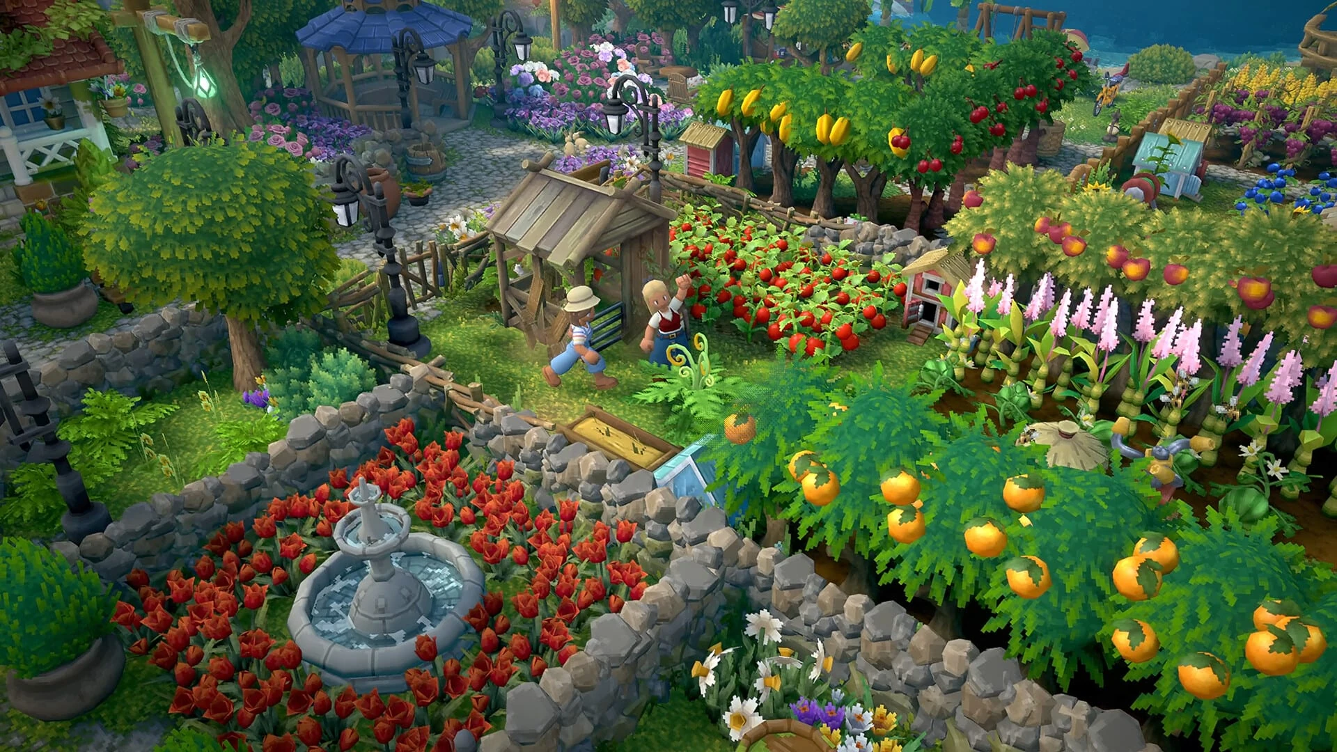 Una granja crecida vista desde arriba: huertos de tomates, calabazas y flores, un cobertizo, una fuente y dos jugadores trabajando