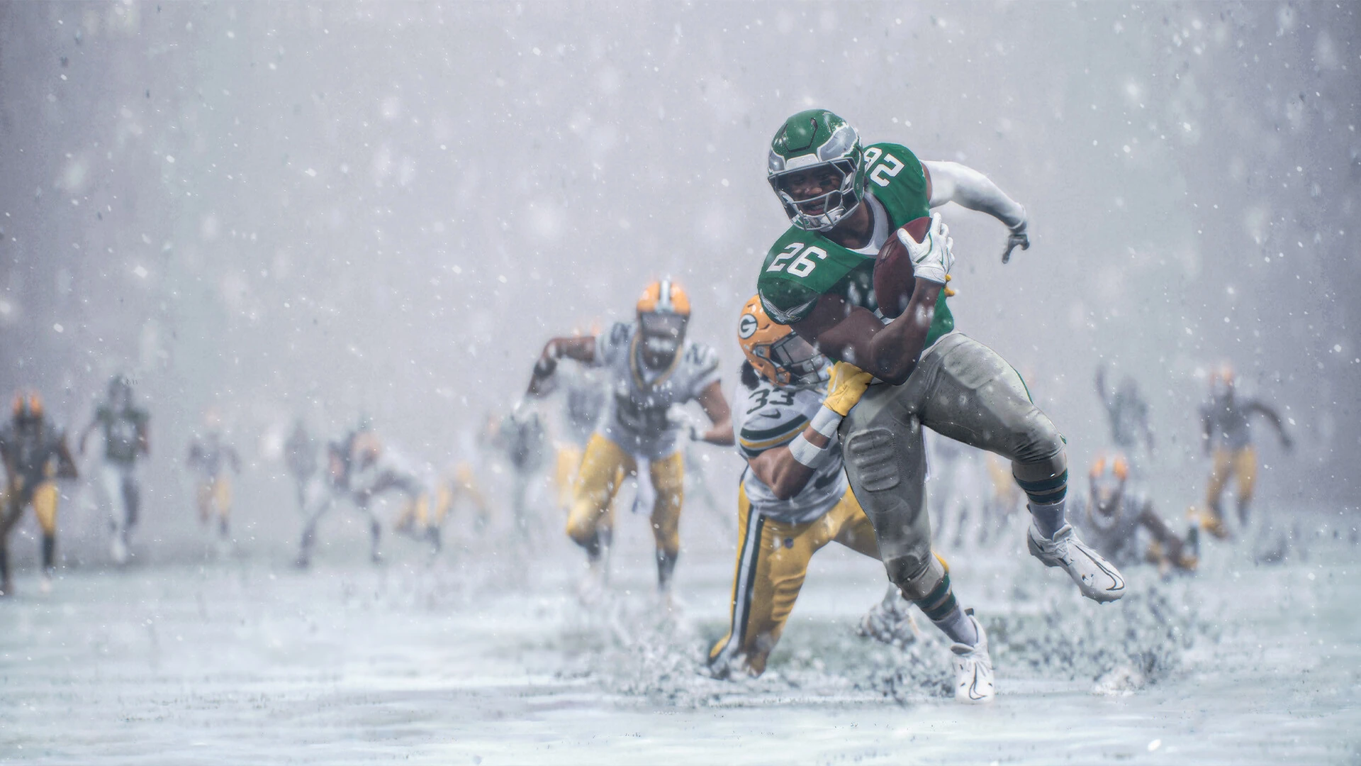 Un corredor de los Eagles con el número 26 escapa de un placaje de los Packers en un campo cubierto de nieve
