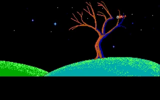 Una colina verde con un árbol seco recortado contra un cielo estrellado