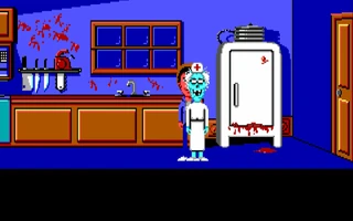 La enfermera Edna, con cofia, ha sorprendido a uno de los chavales en una cocina con manchas de sangre en la pared y en el frigorífico