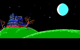 La mansión de los Edison iluminada en lo alto de la colina, de noche, con la luna a la derecha y árboles secos alrededor