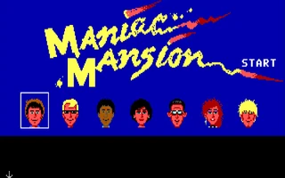 Pantalla de título con el rótulo Maniac Mansion en amarillo sobre fondo azul y una fila de siete retratos de chavales, con el primero enmarcado en blanco