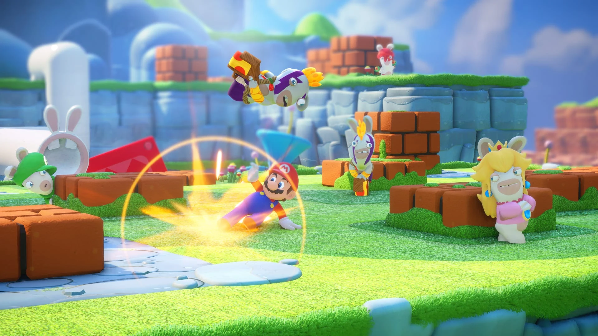 Mario en pleno combate entre bloques de ladrillo, con Rabbid Luigi y Rabbid Peach a cubierto y dos Rabbids enemigos