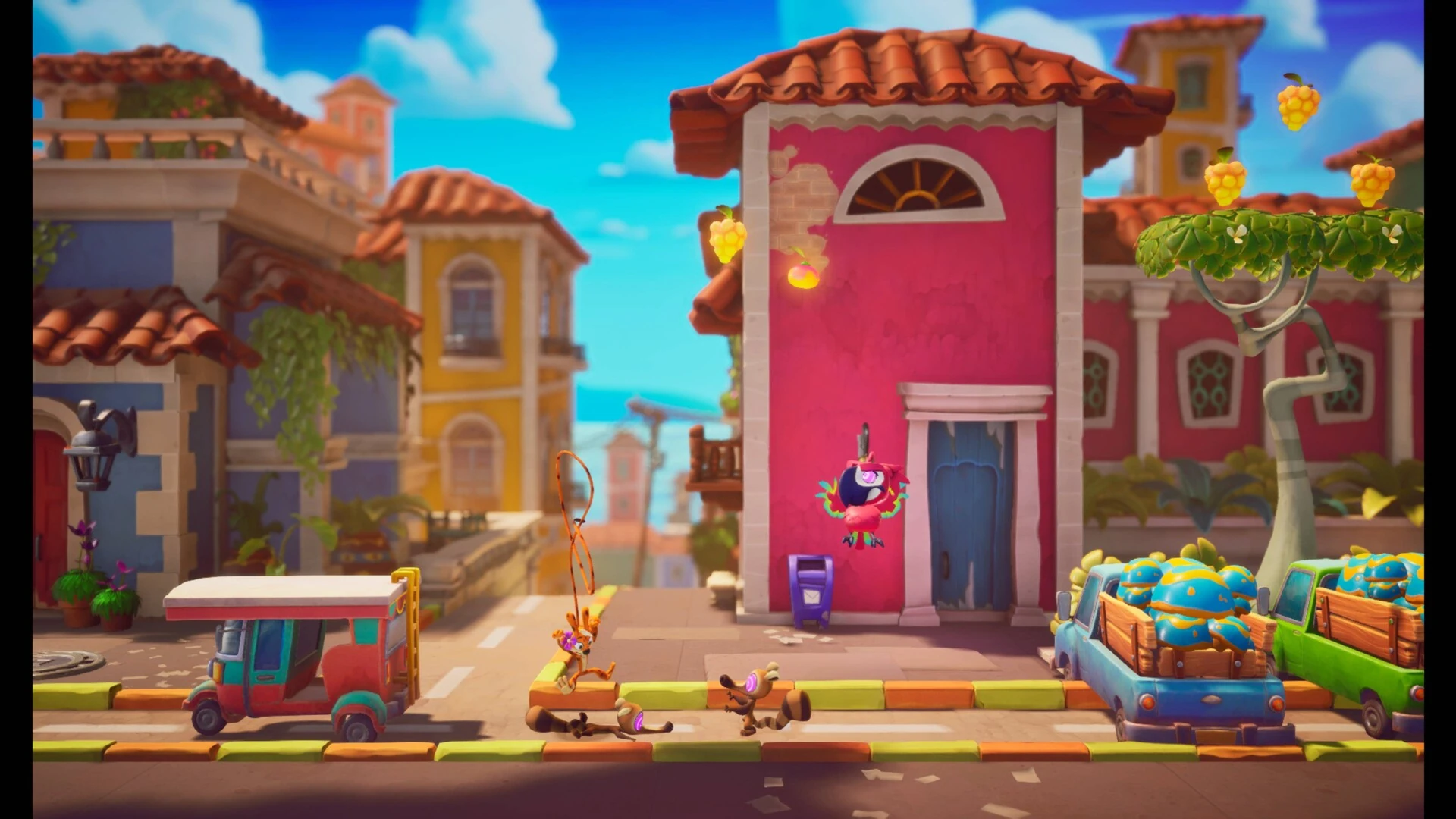 Una calle de casas de colores con un mototaxi y camionetas cargadas de fruta; un Marsupilami naranja salta con la cola en espiral