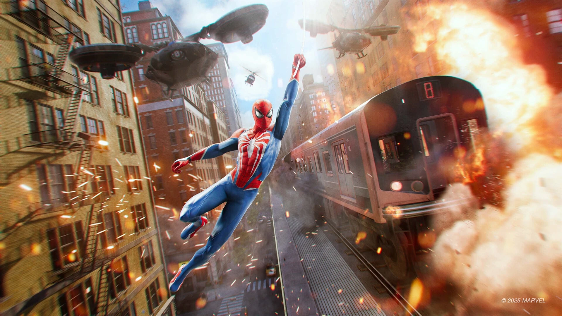 Spider-Man se balancea junto a un tren elevado que estalla en llamas entre edificios, con naves sobrevolando la calle