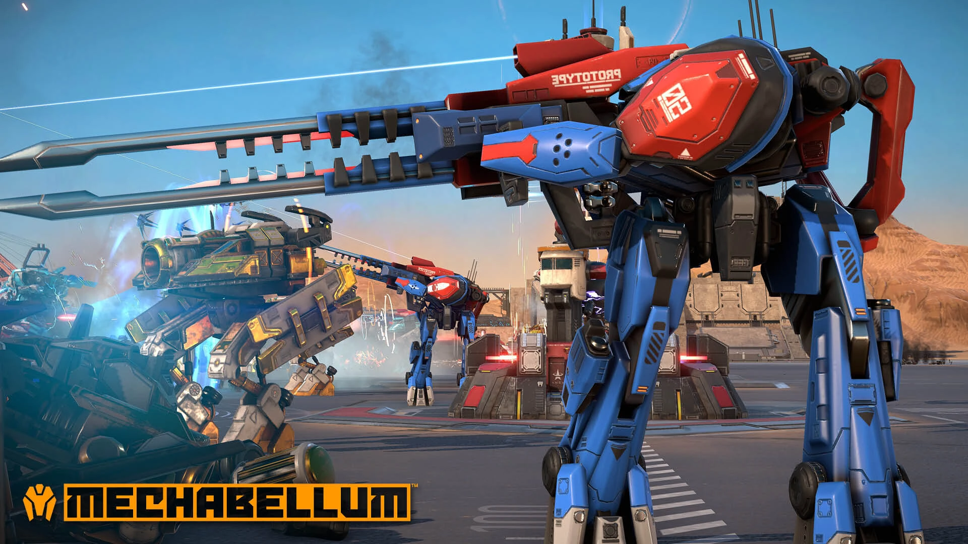 Un mecha azul y rojo con un rifle larguísimo en primer plano, junto a otros mechas, en una base militar en el desierto a pleno sol