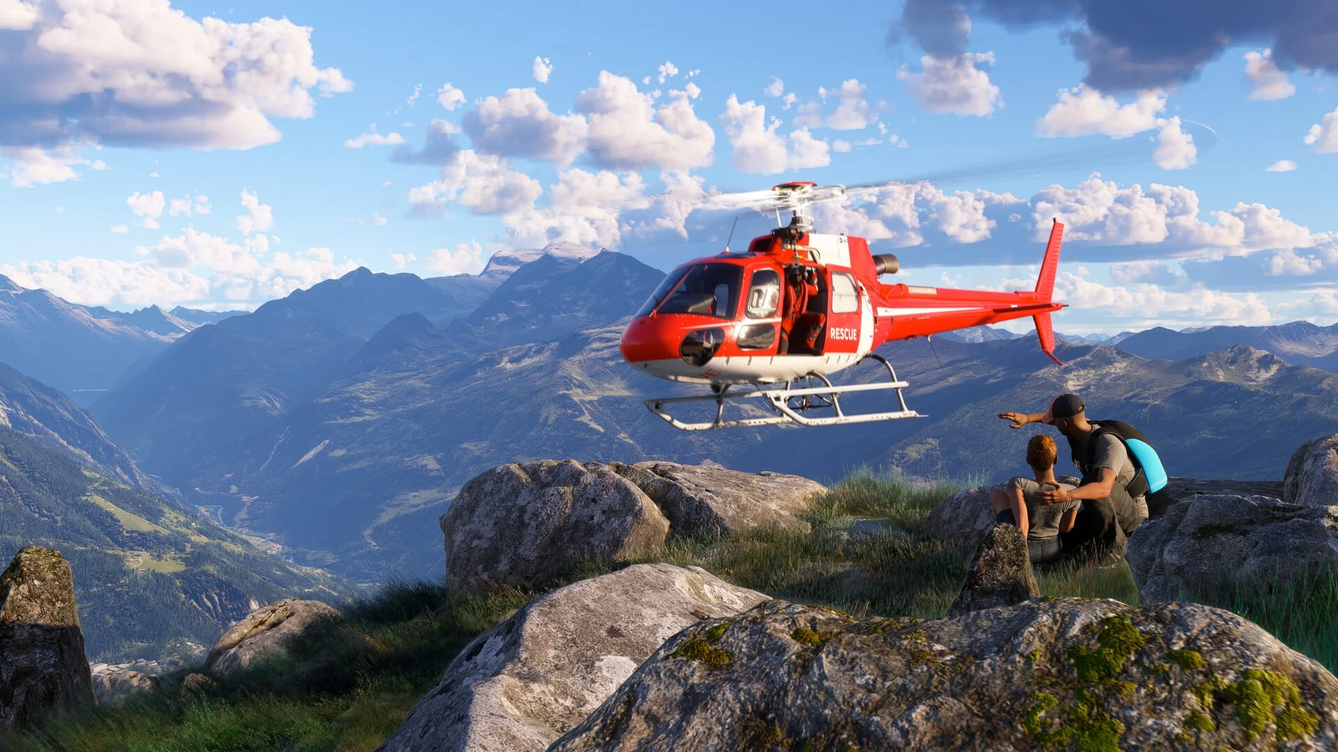 Un helicóptero rojo sobrevuela un risco de alta montaña donde esperan dos excursionistas, con un valle y cumbres al fondo