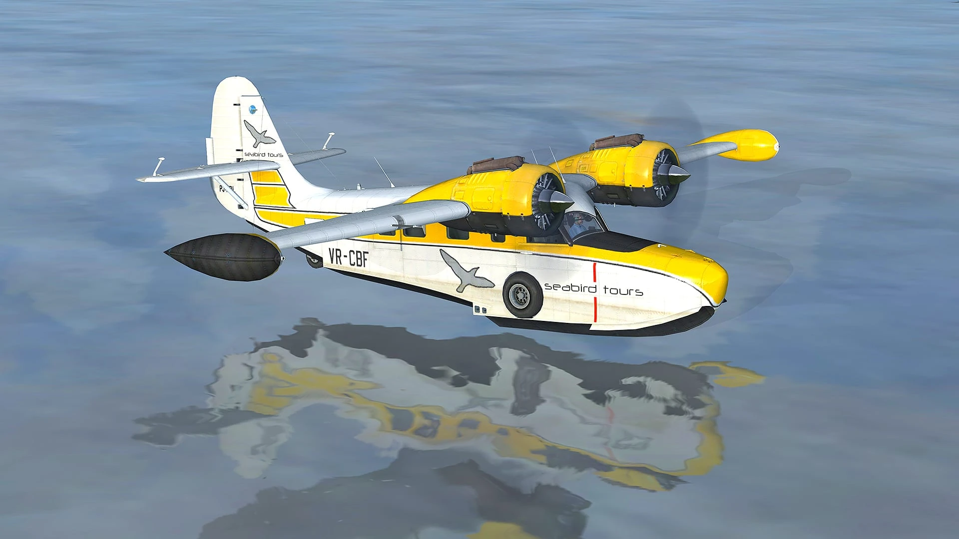 Un avión anfibio blanco y amarillo de dos motores vuela a ras de un agua tranquila que refleja su silueta