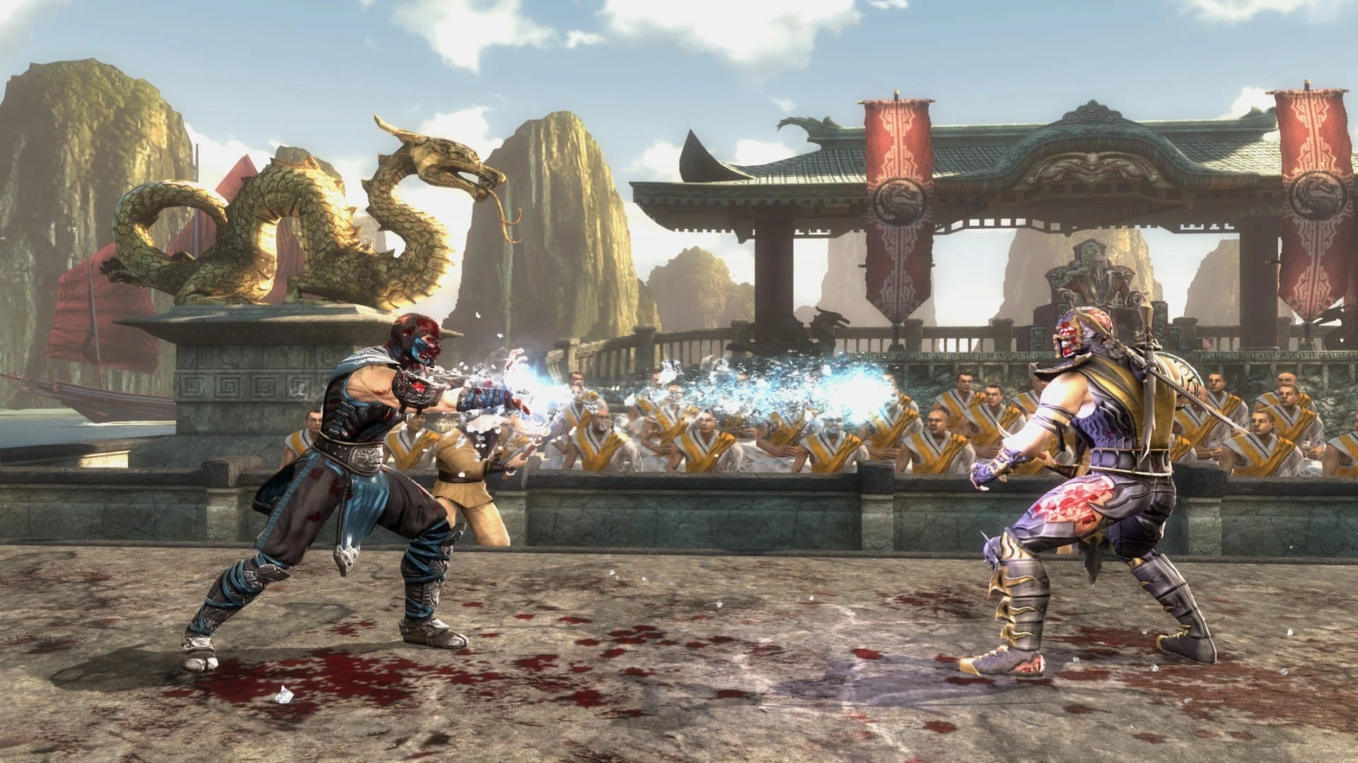 Sub-Zero lanza un chorro de hielo contra Scorpion en un patio junto al mar, con un dragón dorado y monjes al fondo
