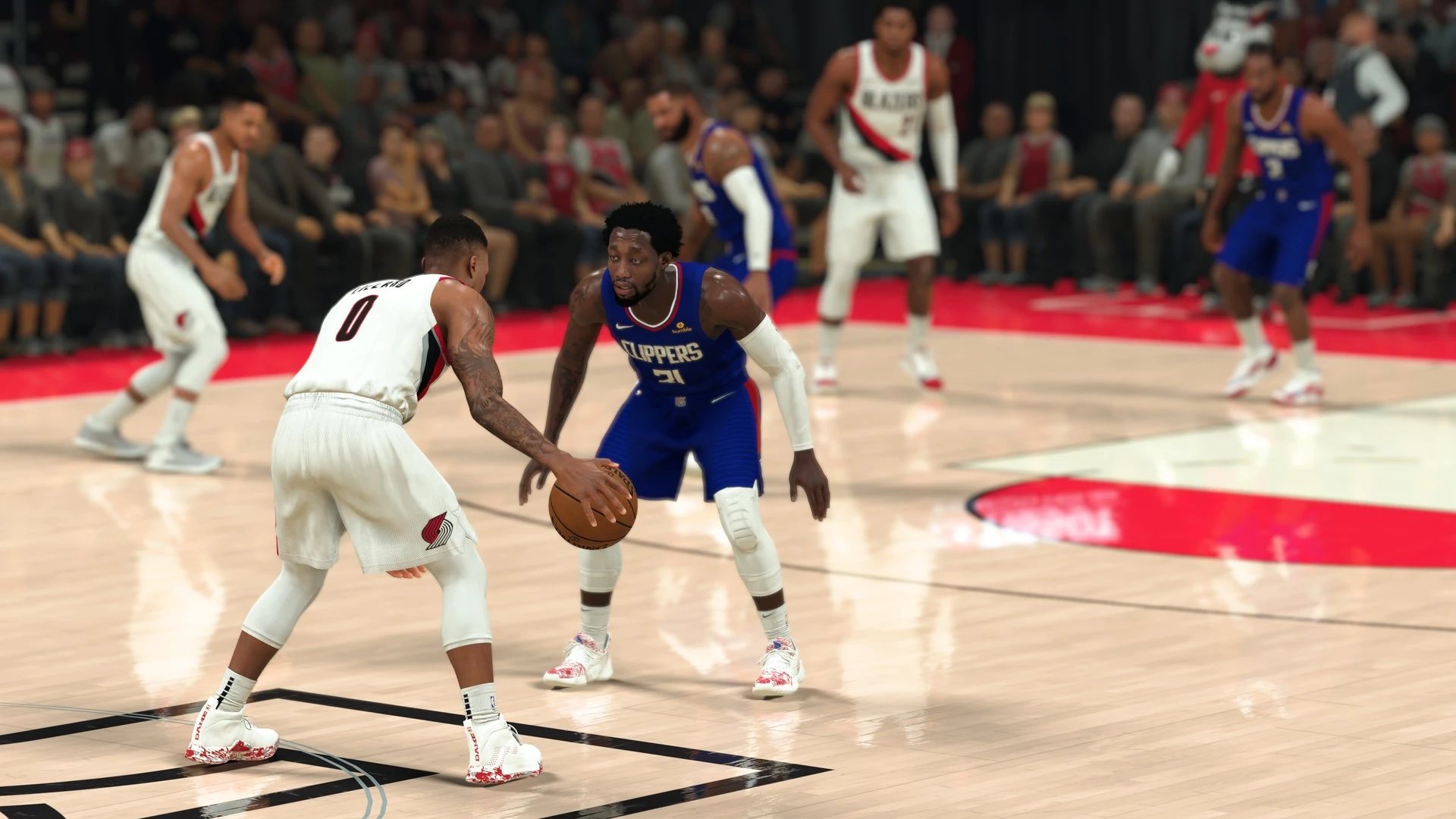 Damian Lillard, con la camiseta blanca número 0 de Portland, bota ante un defensor de los Clippers en la pista