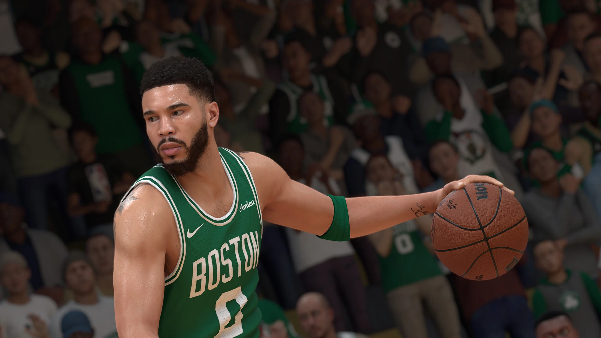 Jayson Tatum, con la camiseta verde número 0 de Boston, bota el balón con el público de fondo