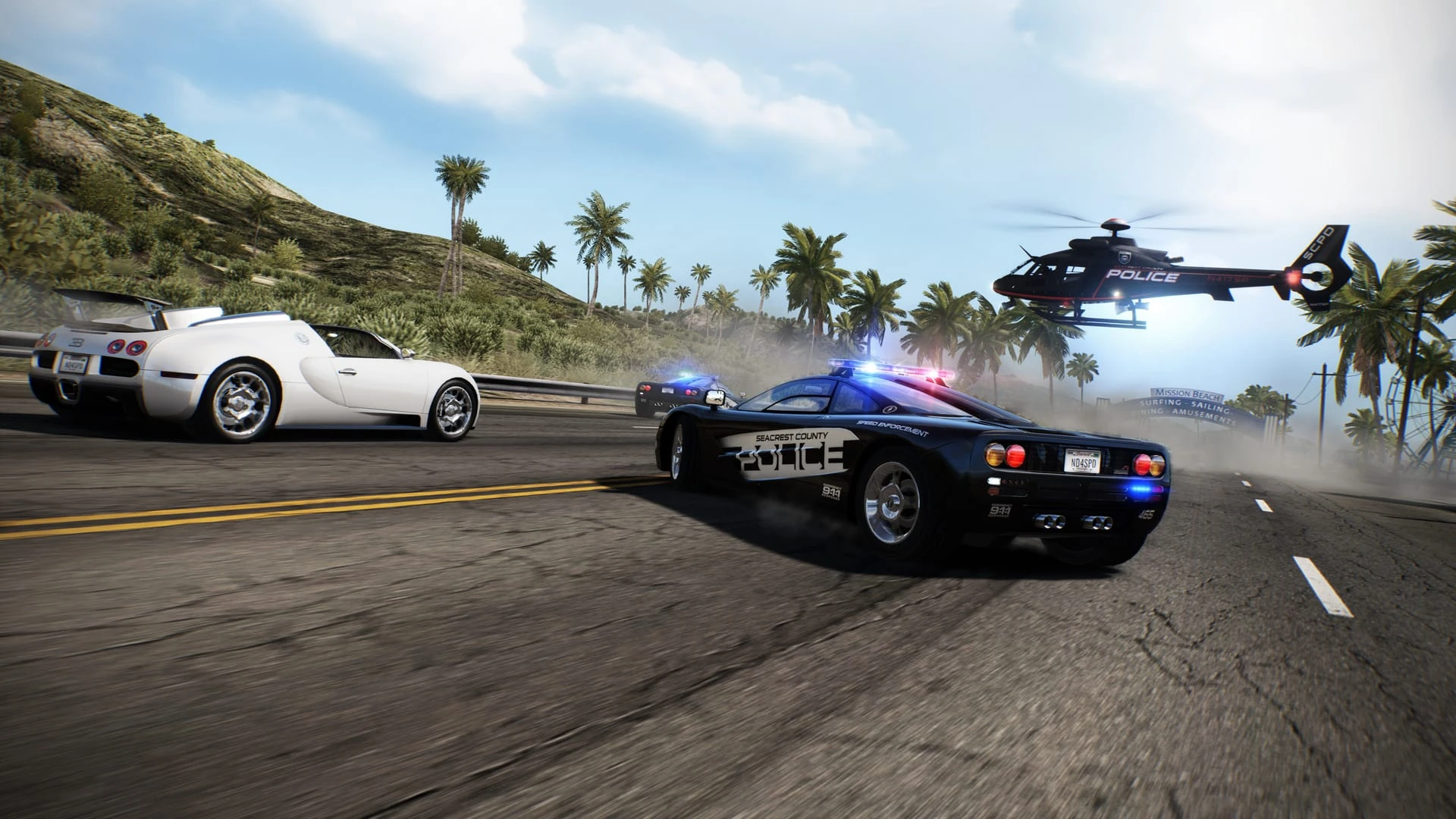 Un McLaren F1 de la policía de Seacrest County persigue a un Bugatti blanco por una carretera con palmeras, con un helicóptero policial encima