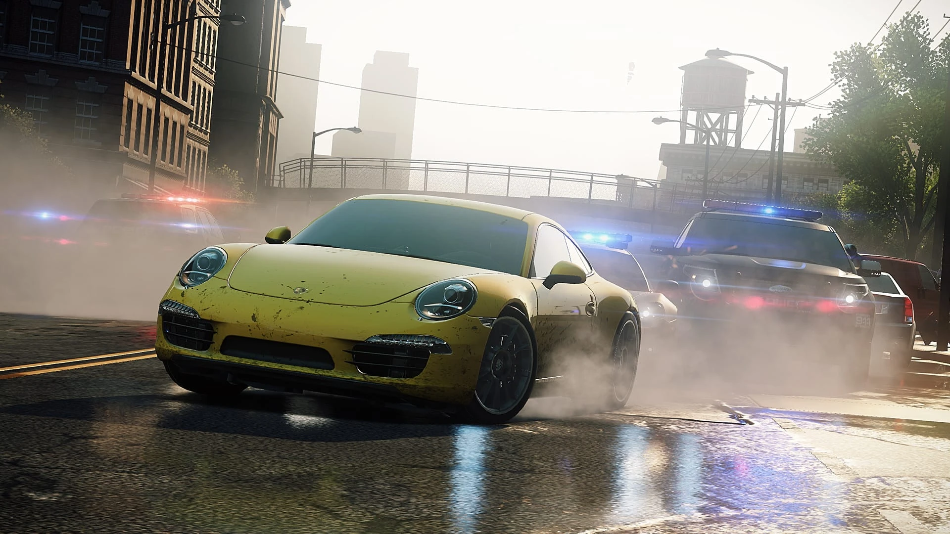 Un Porsche 911 amarillo derrapa por una calle mojada con varios coches de policía detrás