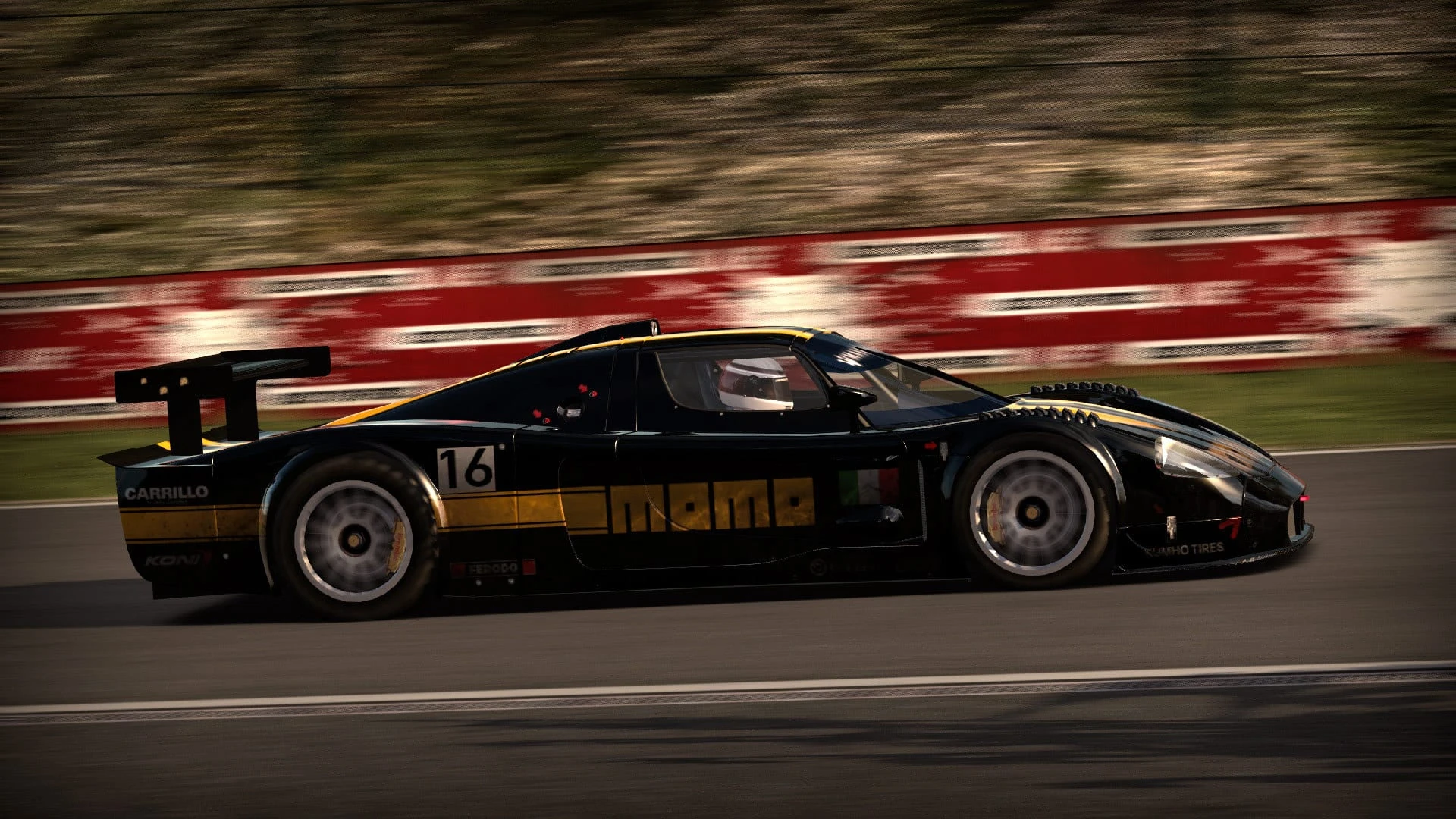Un Maserati de competición negro con franjas doradas y el dorsal 16, de perfil, a toda velocidad junto a un muro rojo