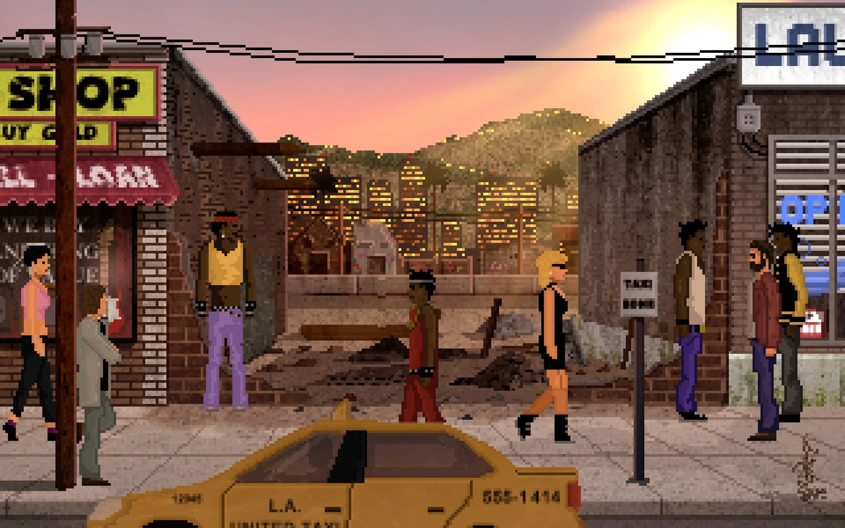 Una acera de Los Ángeles al atardecer, con tiendas, un taxi amarillo, varios transeúntes y colinas al fondo